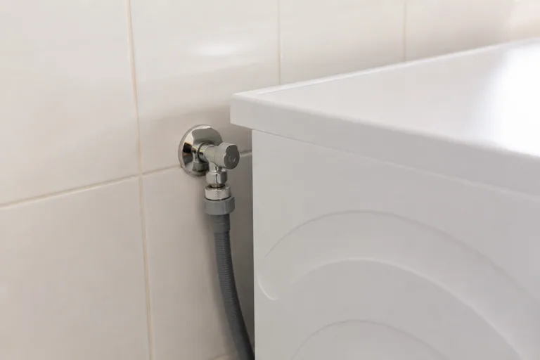 Watertoevoerslang aangesloten op een wasmachinekraan
