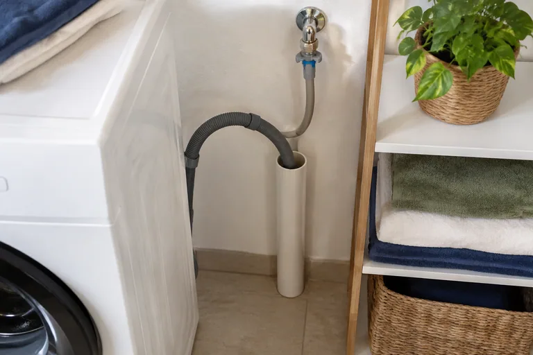 Afvoerslang bij de waterafvoer van een wasapparaat