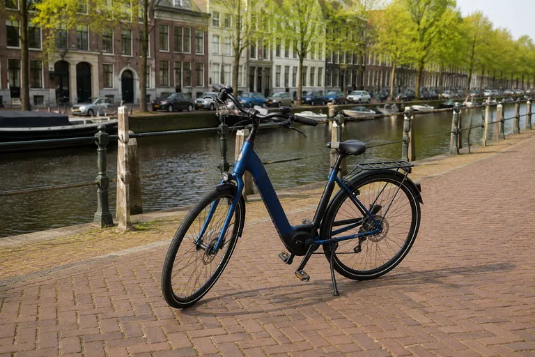 Stadsfiets aan een rustige Nederlandse straat