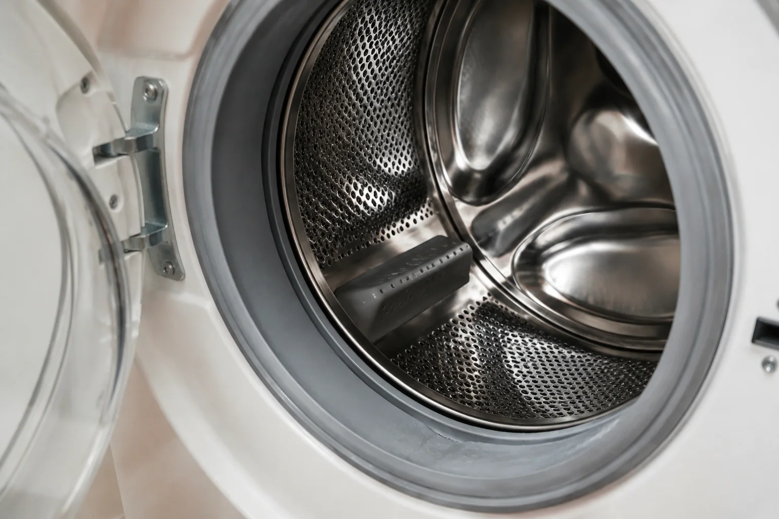 Kleine hoeveelheid water onder in een open wastrommel