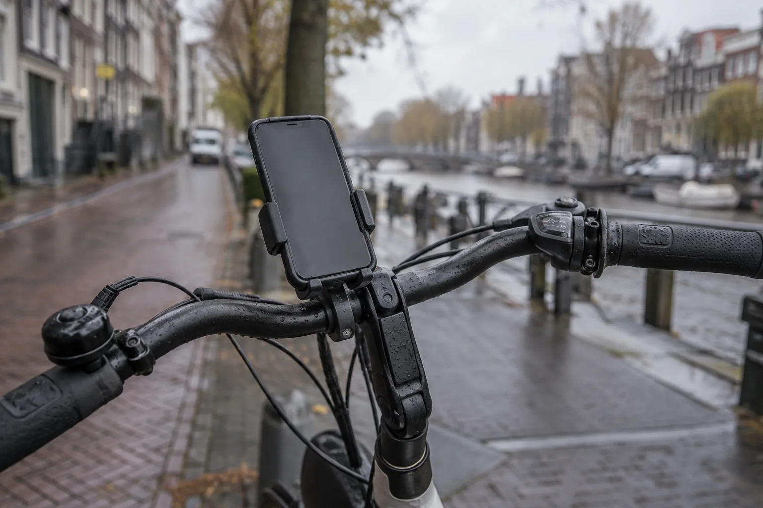 Illustratief sfeerbeeld van een telefoonhouder op een elektrische stadsfiets zonder zichtbaar merk of actieve app