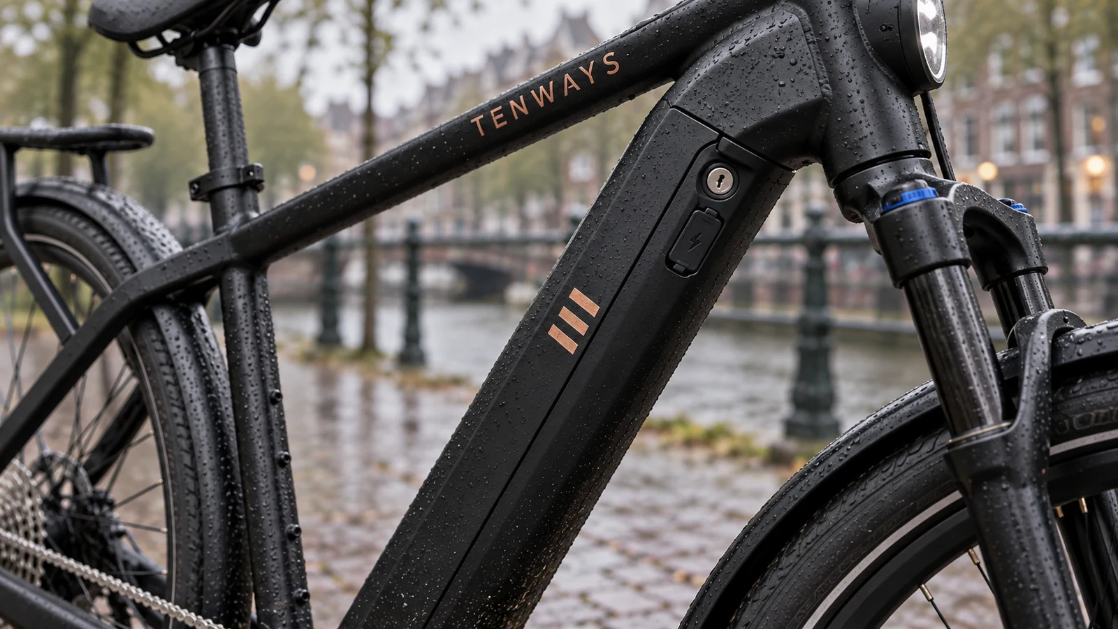 Close-up van de uitneembare accu in het frame van de Tenways AGO X