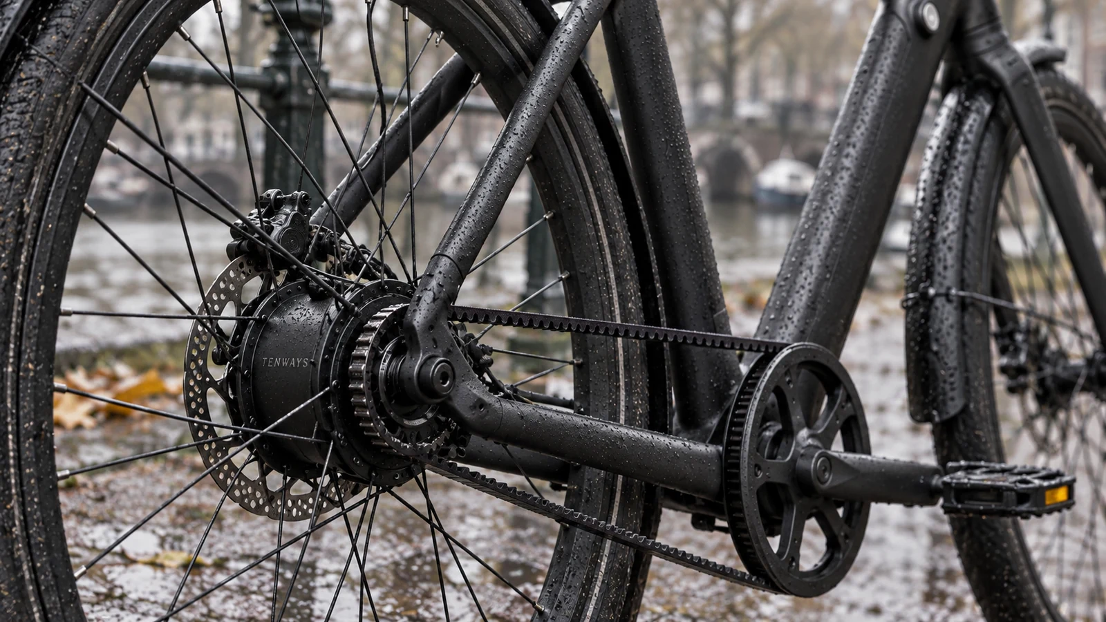 Detail van achterwielmotor en riemaandrijving van een Tenways-stadsfiets