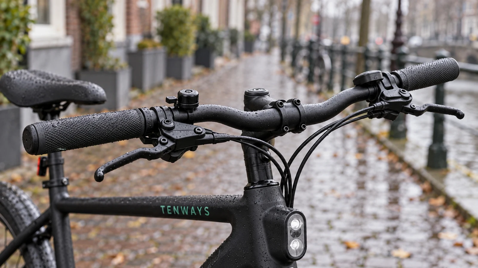 Close-up van het stuur, de bediening en remgrepen van de Tenways CGO600
