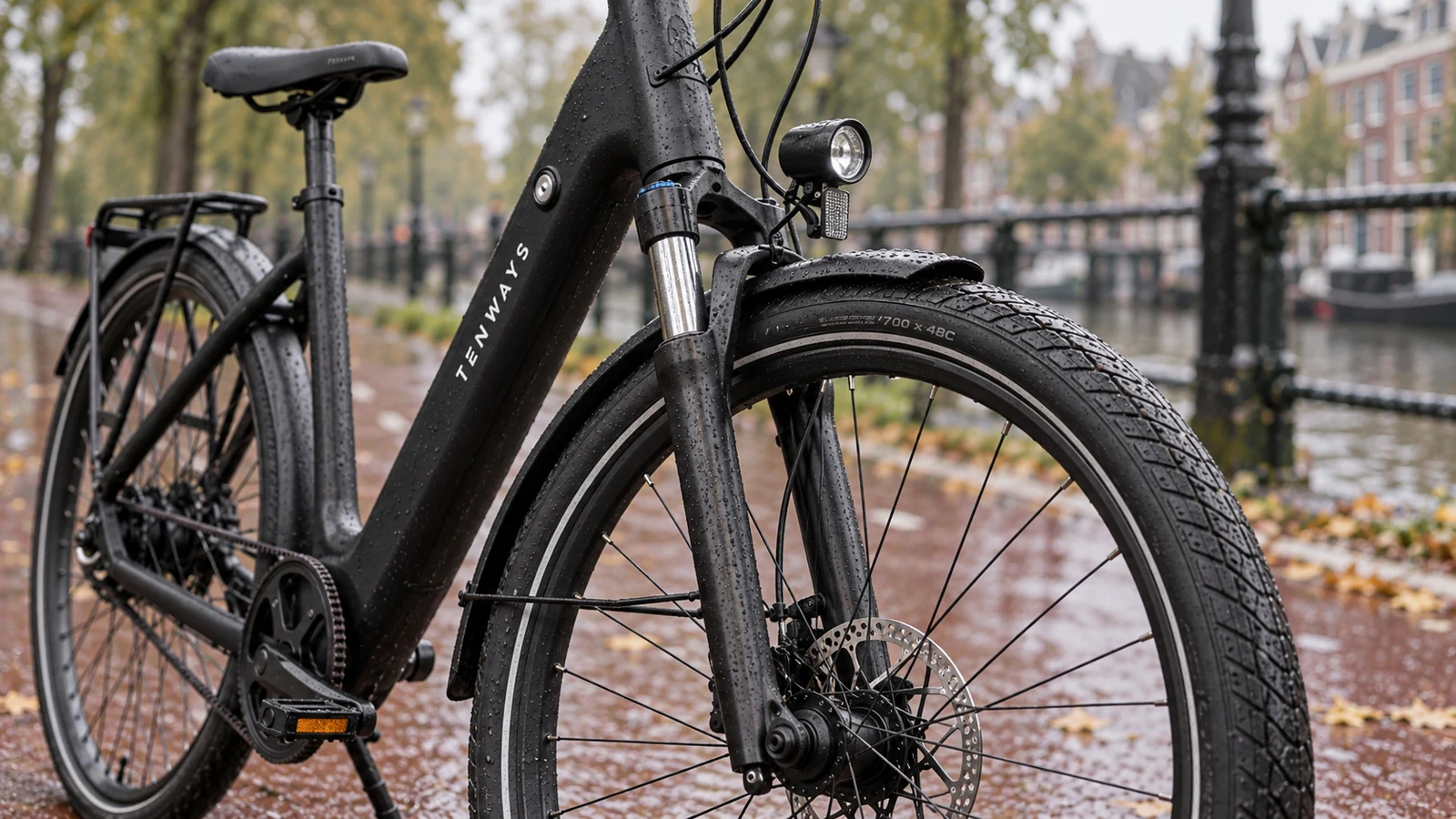 Voorwiel, band, schijfrem en voorvork van een Tenways CGO800S