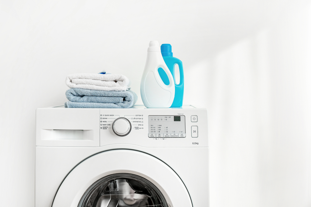 Washing powder or liquid detergent washing machine with baths and gels